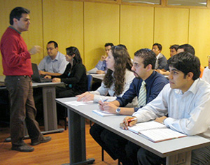 Clase de un curso sobre la contratación pública