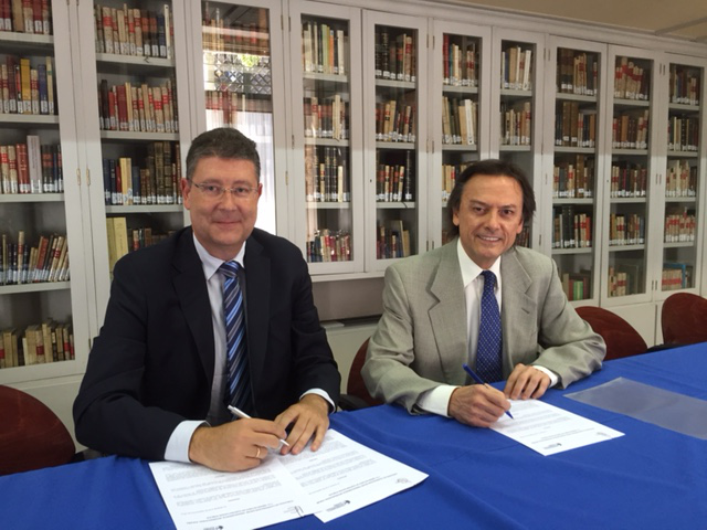José María Gimeno Feliu y Jesús Lizcano, firmando el convenio