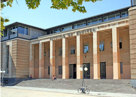 Entrada de la Facultad de Derecho de la Universidad de Zaragoza